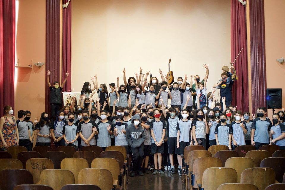 Os estudantes e os músicos no palco, para a foto final.