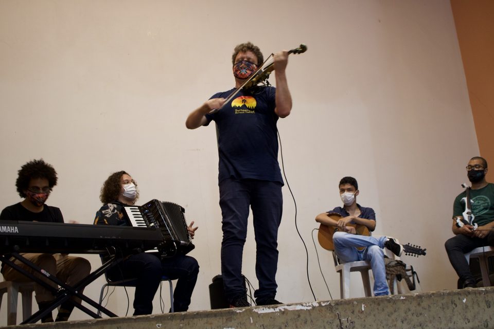 Roney Marczak ergue o violino ao final de uma música.