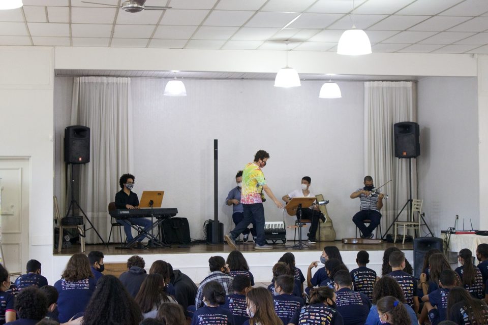 O grupo no palco do salão, visto por trás dos estudantes.