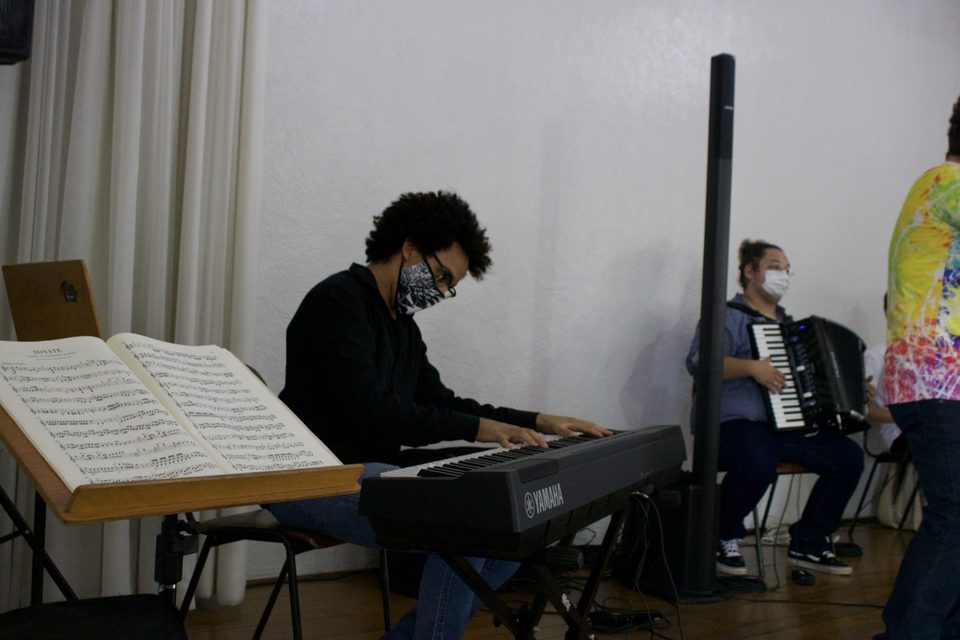Um pianista lê a partitura ao teclado.