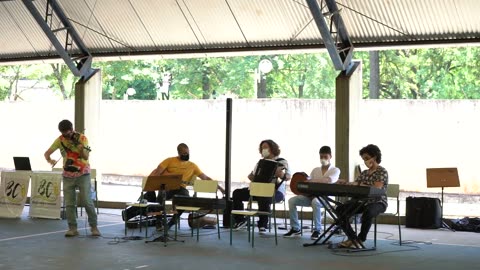 Vídeo: outro momento da apresentação na quadra, com teclado, sanfona e violão.