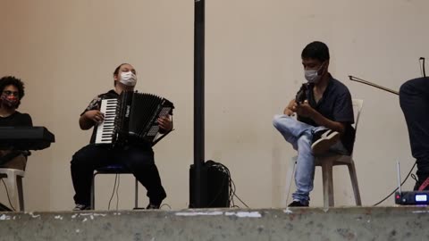 Vídeo: sanfona e violão tocados de perto, no palco.